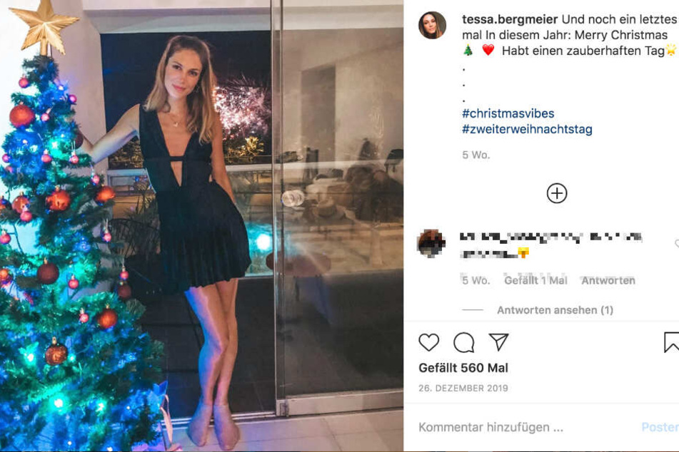 An Weihnachten posierte Tessa Bergmeier im schwarzen Kleid am Christbaum.