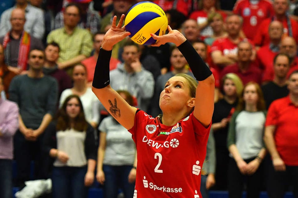 Mareen Apitz stellt den Ball zu. Sie soll langfristig an den Verein gebunden werden.