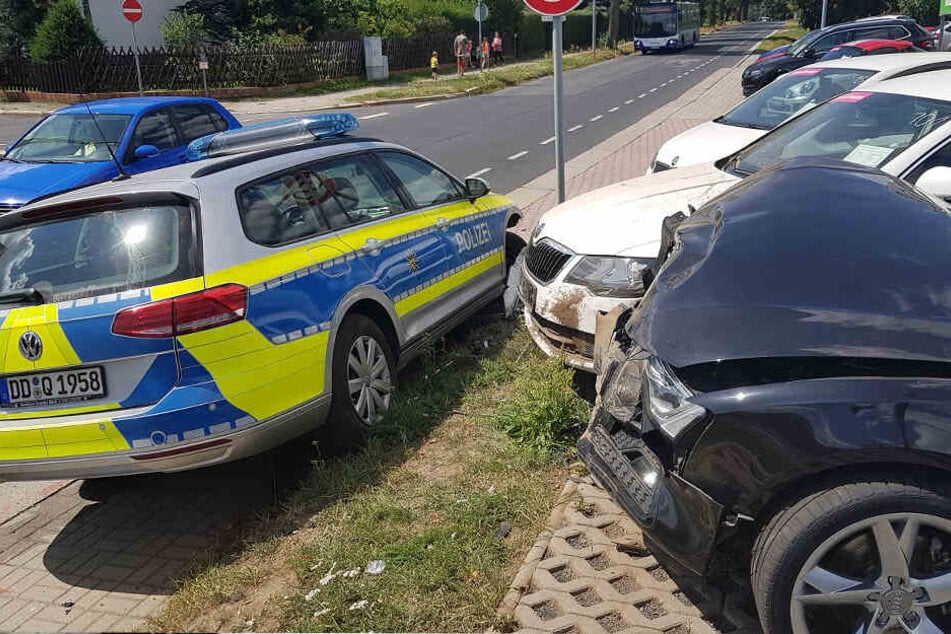 Der Polizeiwagen schleuderte gegen Fahrzeuge des Autohauses.