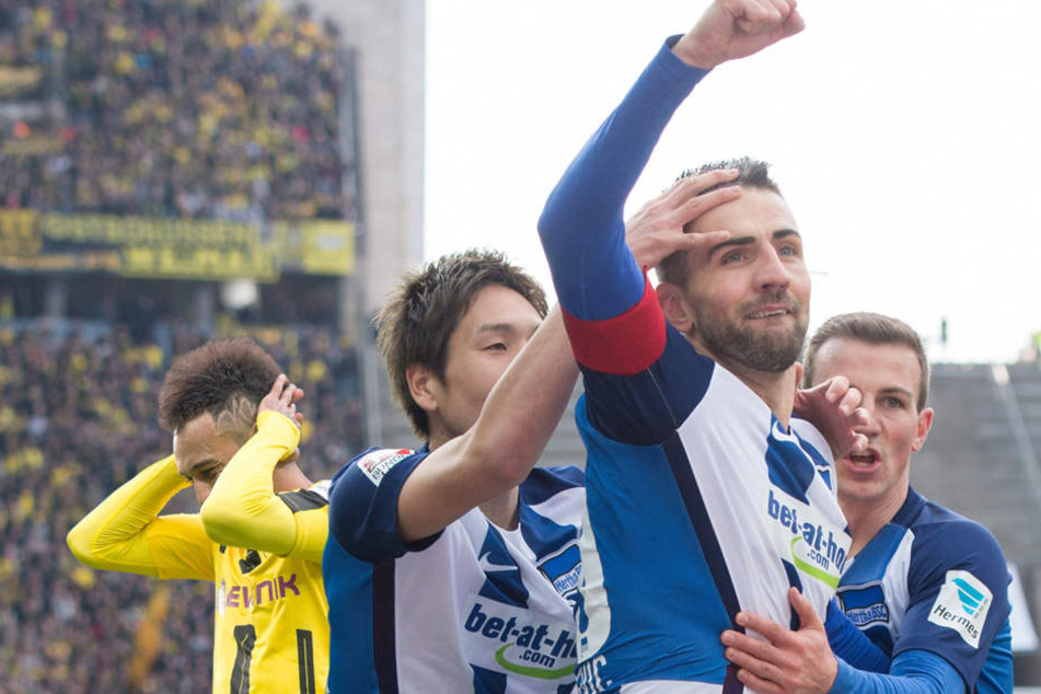 Nach dem Tor zum 1:0 gegen Dortmund am 11. März liegen sich Berlins Genki Haraguchi (vl), Vorlagengeber Vedad Ibisevic und Vladimir Darida in den Armen.