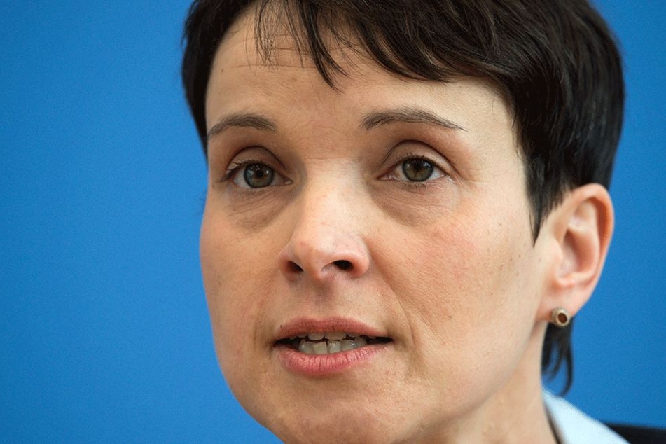 Frauke Petry (42, AfD) versteht wohl ihre eigene Partei nicht mehr richtig...