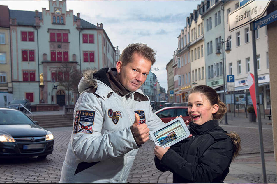 Patrick Freiherr von Ginsheim (42) und Tochter Leonie (11) können das kostenlose WLAN in Mittweida kaum erwarten.