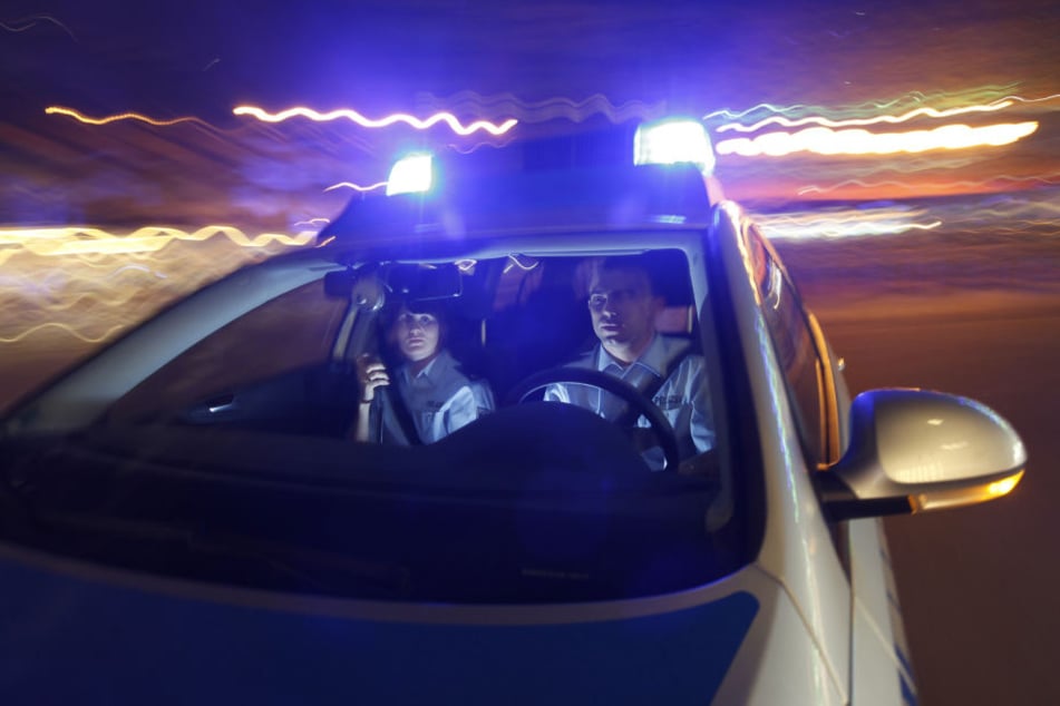 Die Polizei nahm die Ermittlungen auf, konnte aber vor Ort keinen Steinwerfer aufspüren. (Symbolbild)
