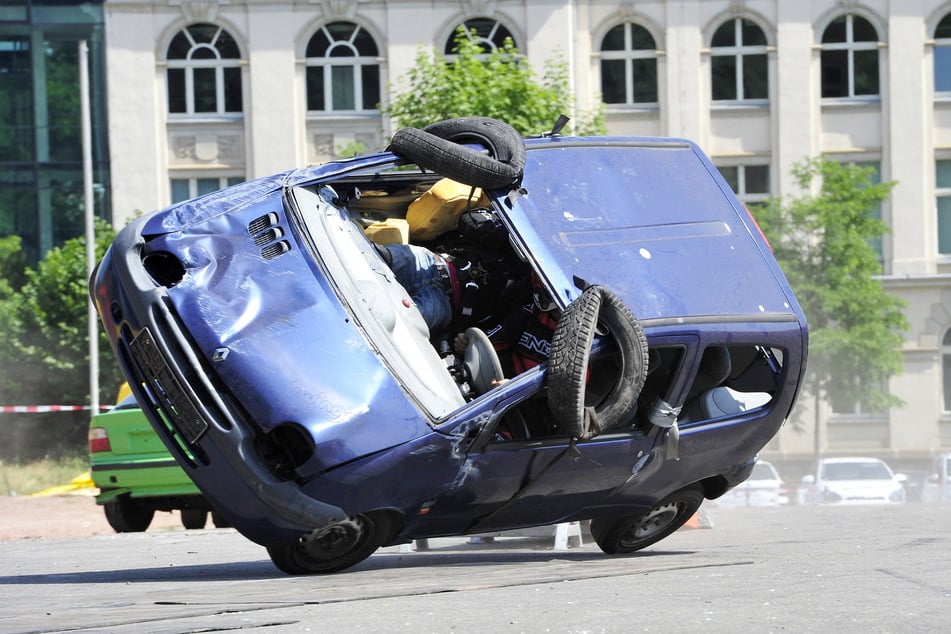 Die Show "Dynamit auf Rädern" bietet atemberaubende Auto-Überschläge. (Archivfoto)