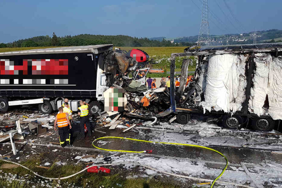 Der Lkw war mit Papierrollen beladen und ging in Flammen auf.