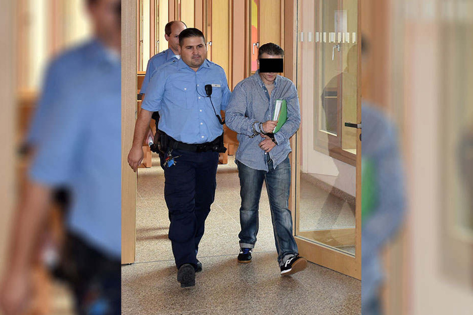 Der Angeklagte Mike H. (46) aus Dresden gestern auf dem Weg zum Gerichtssaal.