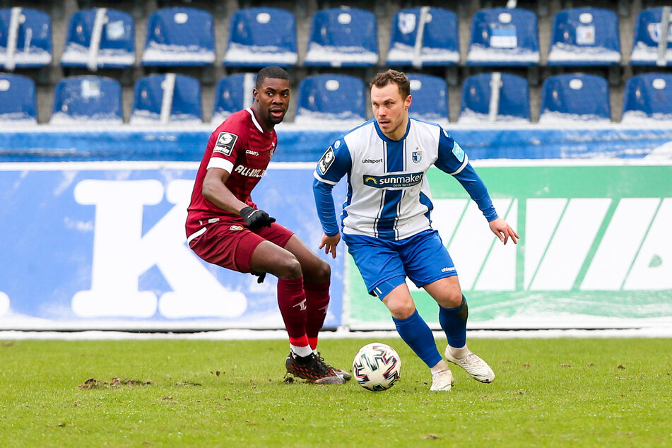 Beim 1. FC Magdeburg erlebte Nico Granatowski (31, r.) in der Vorsaison als Kaderspieler den Zweitliga-Aufstieg mit. Seitdem ist er auf Vereinssuche. (Archivbild)