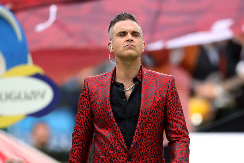 Bei der Eröffnungsfeier "rutschte" Robbie Williams der Finger aus.