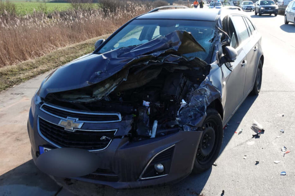 Das Auto war auf einem vor ihm fahrenden Lkw gerauscht.