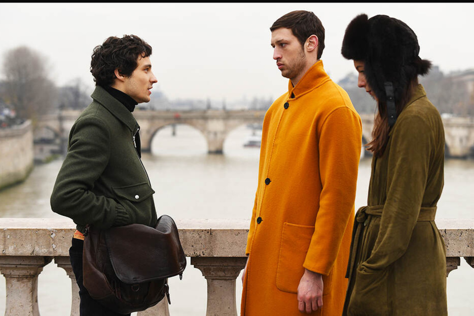 Yoav (M., Tom Mercier) versucht, sich in Paris zurechtzufinden und gewinnt mit Emile (l., Quentin Dolmaire) und Caroline (Louise Chevillotte) schnell zwei Freunde.
