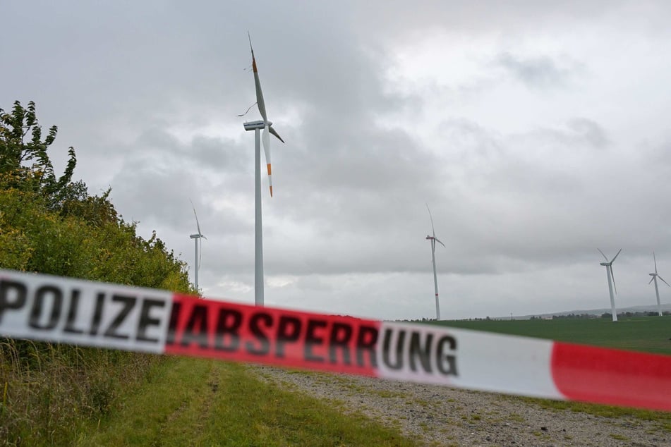 Die Polizei sperrte den Bereich rund um das Windrad weiträumig ab, um eine weitere Gefährdung von Passanten und Einsatzkräften zu vermeiden.