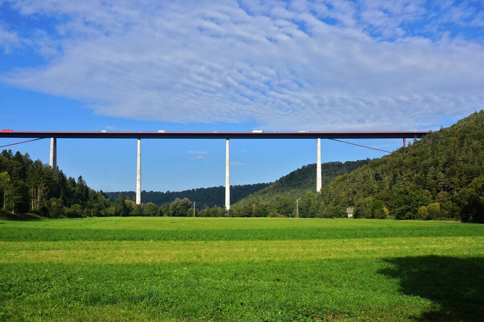 Die Neckartalbrücke ist mehrere Meter hoch, offenbar ideal für Basejumper.