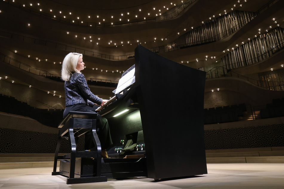 Die international renommierte Musikerin Iveta Apkalna (47) ist Titularorganistin der Hamburger Elbphilharmonie. Am Donnerstag spielte sie zur Eröffnung des 835. Hafengeburtstags die Orgel des Hamburger Michel.