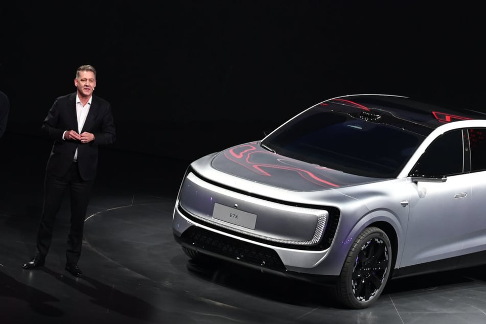 Gernot Döllner, CEO von Audi, präsentiert in China das neue Modell E7X von Audi. Der Konzern will es mit der Konkurrenz vor Ort aufnehmen.