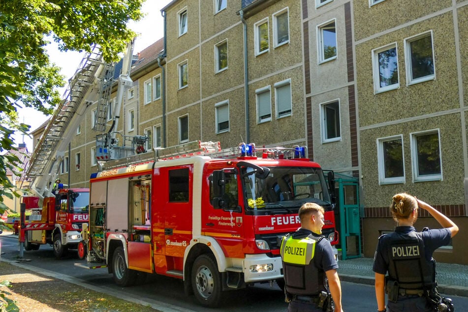 Feuerwehr und Polizei vor Ort. Es brannte in der Küche einer Wohnung im oberen Stockwerk.