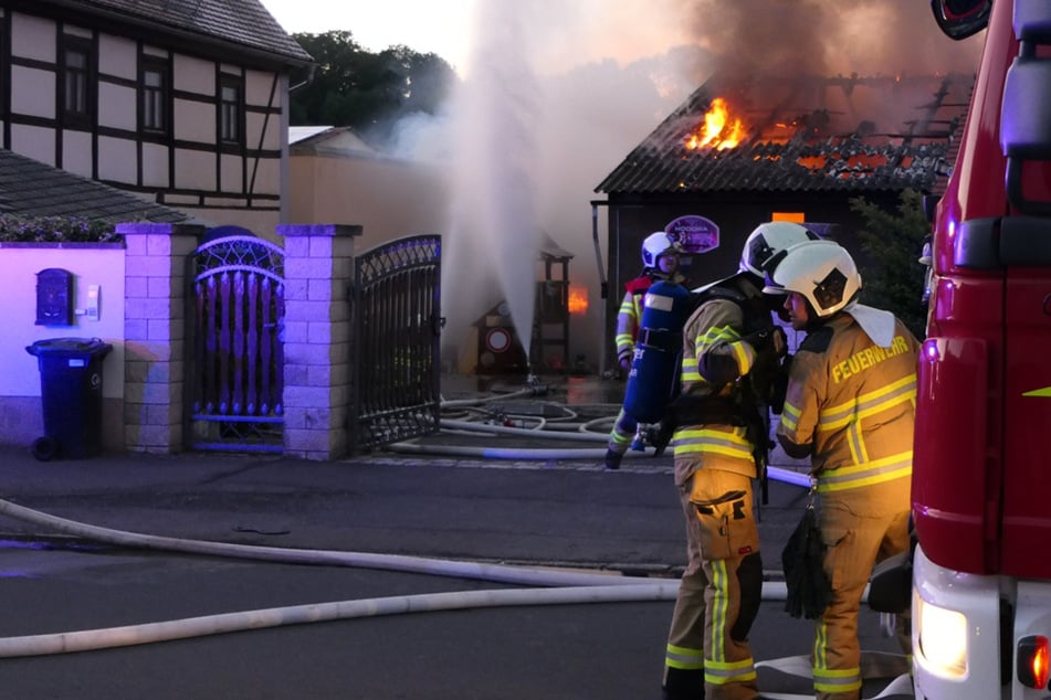 Riesen-Rauchwolke löst Warn-App aus: Schuppenbrand sorgt für Großeinsatz in Sachsen