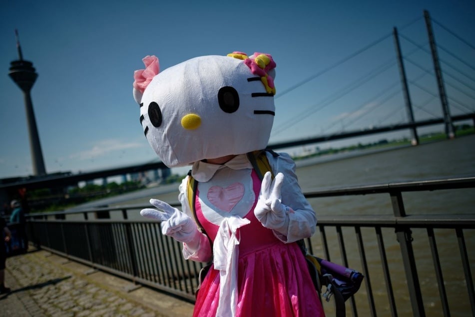 Eine Cosplayerin zeigt beim Japan-Tag 2023 ihr Kostüm an der Rheinuferpromenade. (Archivfoto)