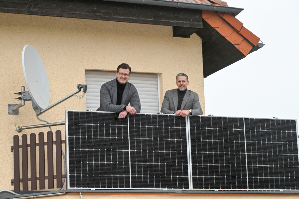 In diesem Fall ist der Name Programm: "Heimpower"-Geschäftsführer Marco Pfarr (32, l.) und Planer Sven Bänsch (54) präsentieren ein bereits montiertes "Balkonkraftwerk".