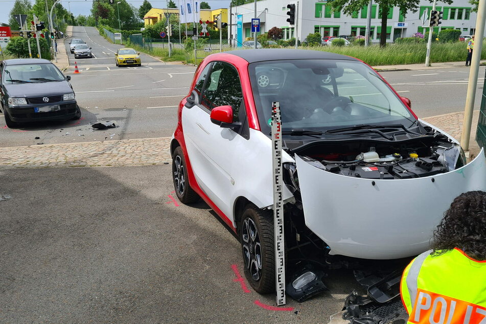 Kreuzungscrash in Zwickau: Smart kracht mit VW zusammen