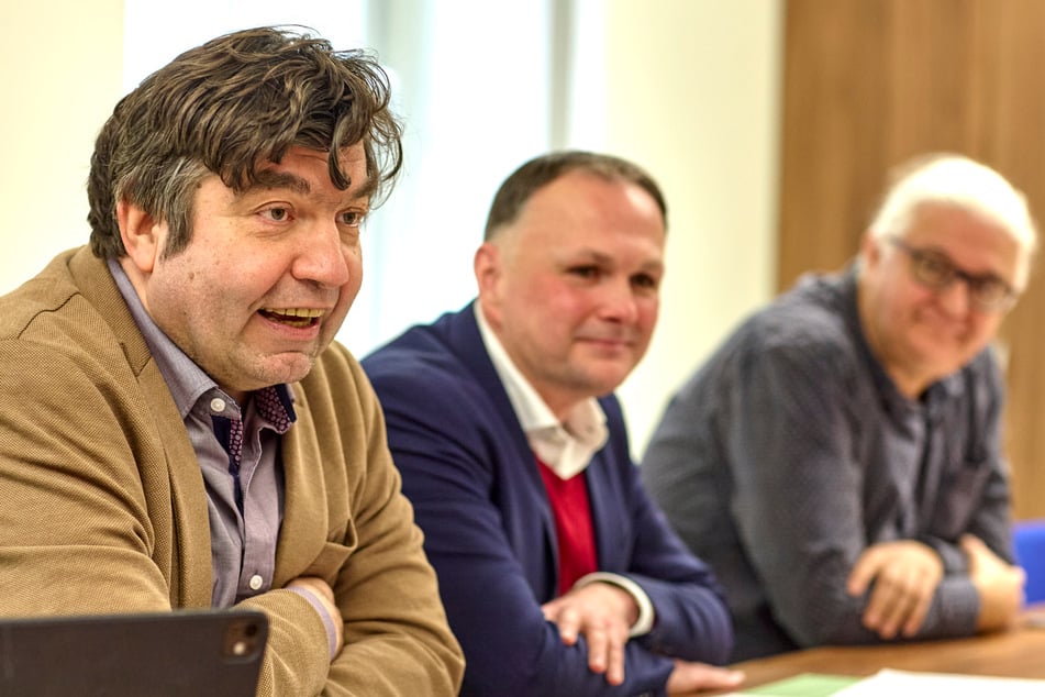 Die Linken-Politiker Jens Matthis (58, v.l.), André Schollbach (46) und Tilo Kießling (55) legten im Rathaus Widerspruch ein.