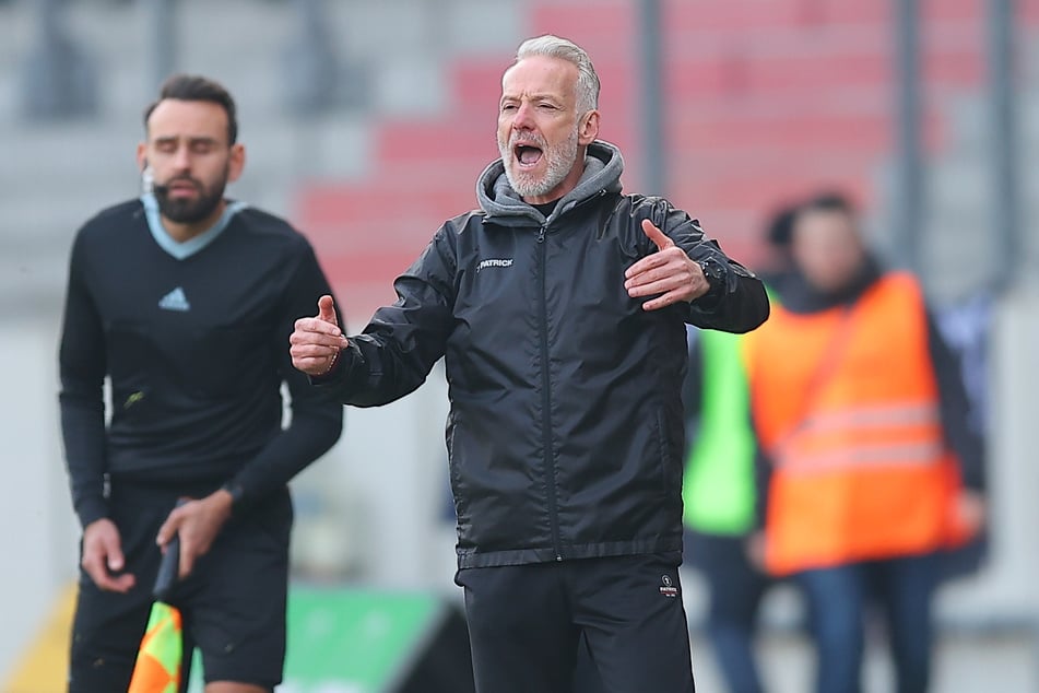 HFC-Trainer Mark Zimmermann (r.) wahrt mit seinem Team die Minichance.