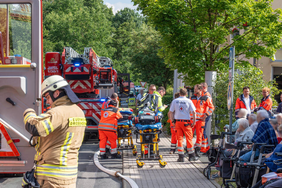 Zahlreiche Bewohner wurden ins Freie gebracht, um vor dem giftigen Rauch des Feuers geschützt zu sein.