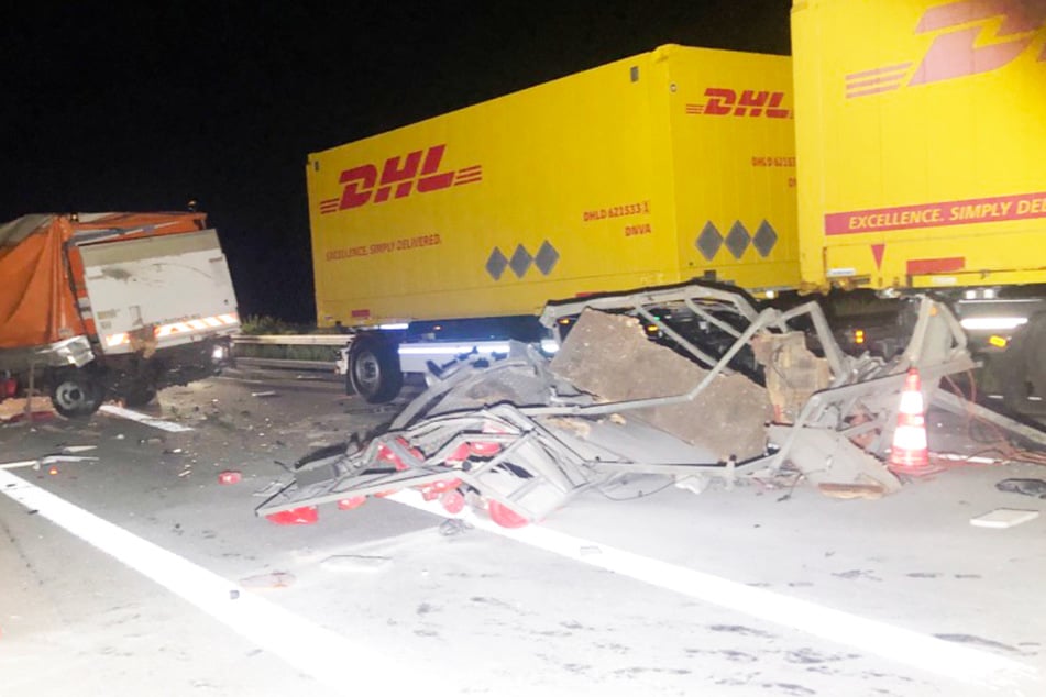 Das Foto der Polizei zeigt einen Lastwagen des deutschen Paket-Dienstes DHL und eine zertrümmerte Schilder-Wand auf der A61 bei Frankenthal.