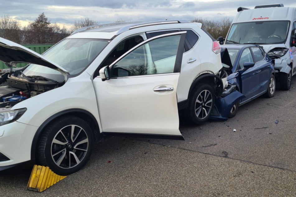 Die am Unfall beteiligten Autos hat es ordentlich zusammengeschoben.