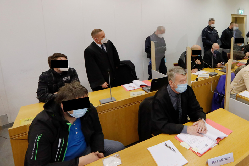 Die Angeklagten und ihre Verteidiger sorgten für einen vollen Gerichtssaal.