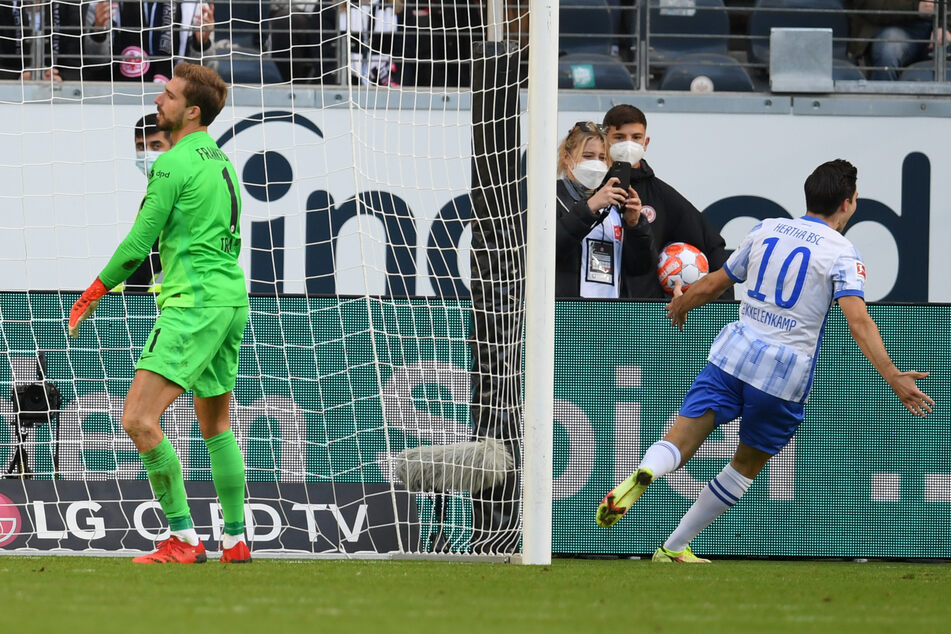 Eintracht Frankfurts Keeper Kevin Trapp (l.) ärgert sich über den Treffer zum zwischenzeitlich 2:0 für Hertha BSC durch Jurgen Ekkelenkamp.