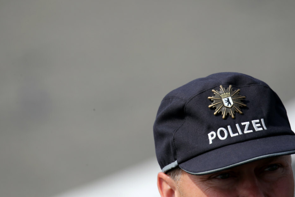 Ein Polizist trägt eine Schirmmütze mit der Aufschrift "Polizei". (Symbolbild)