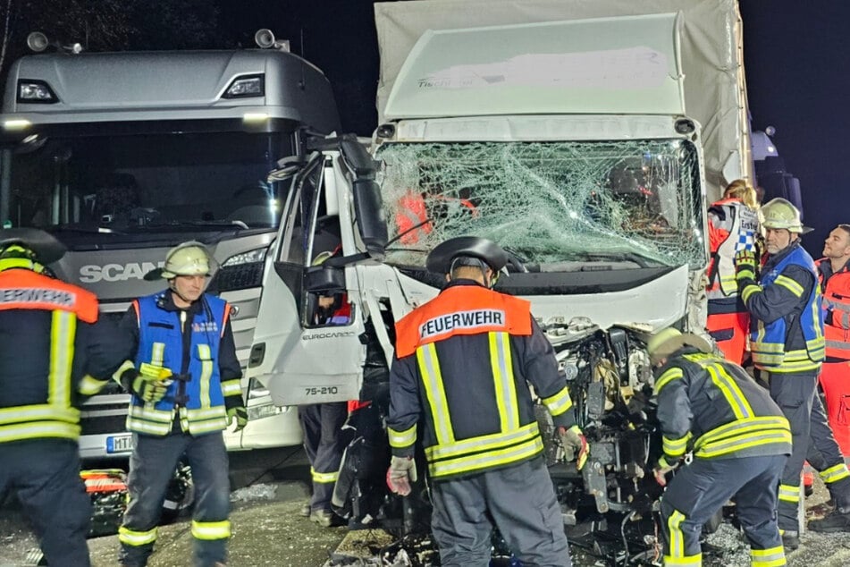 Unfall A3: Brummi-Fahrer bei Auffahrunfall schwer verletzt - A3 Richtung Köln gesperrt