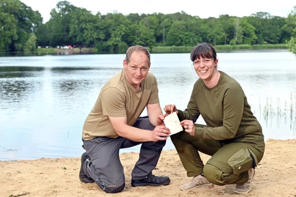 Mirko (42) und Daniela Naumann (40) fanden die Flaschenpost beim Renovieren ihres Campingplatzes.