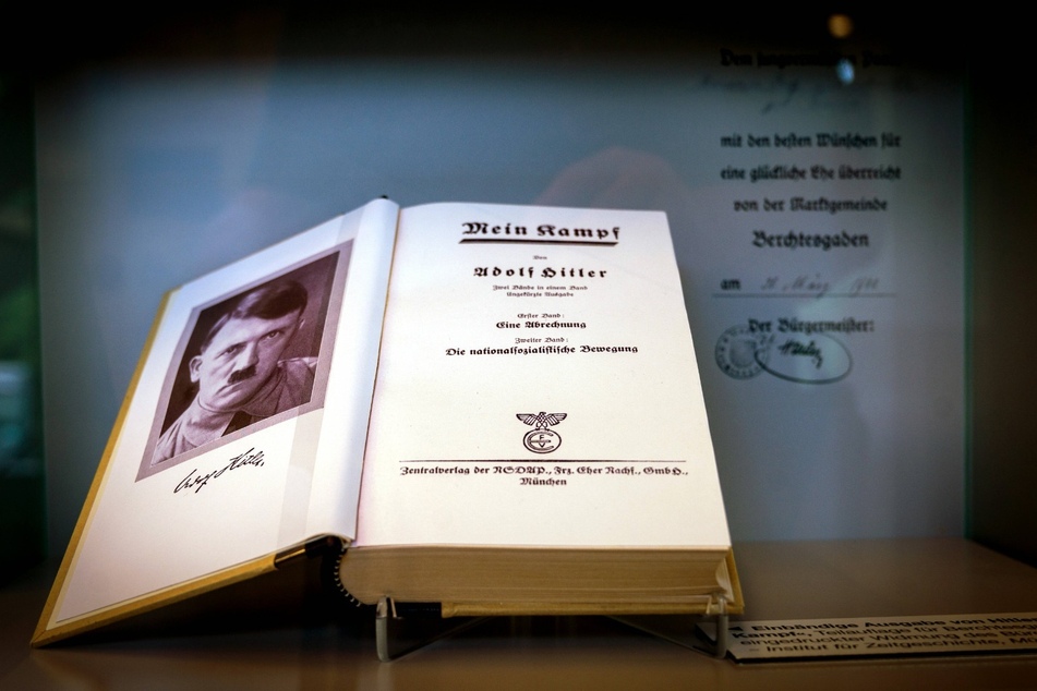 "Mein Kampf" von Adolf Hitler wurde erstmals am 18. Juli 1925, der zweite Teil am 11. Dezember 1926 veröffentlicht.