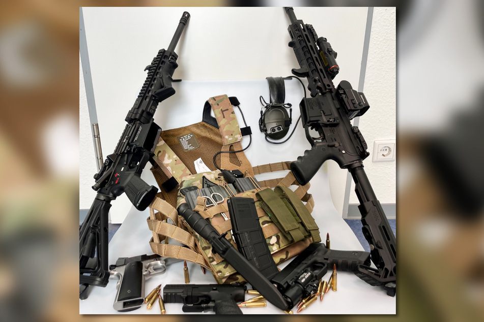 Der Zoll fand zwei vollautomatische Sturmgewehre des Typs "HK 416" und zwei selbst zusammengebaute Schusswaffen. Auch beim Vater wurden die Beamten fündig.