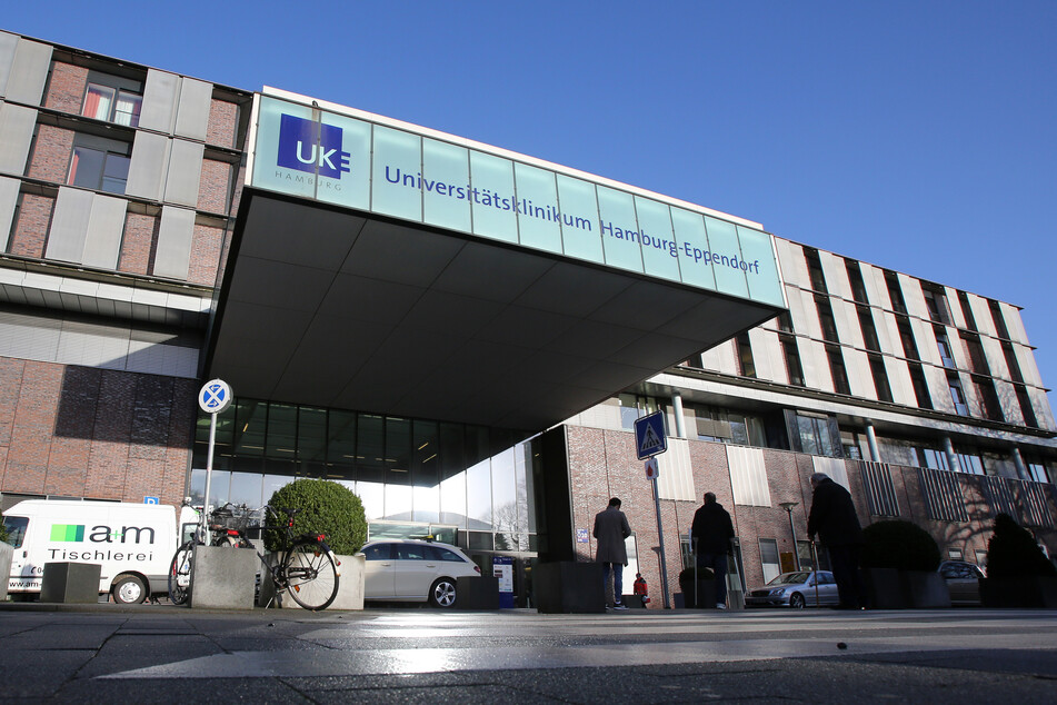 Blick auf den Eingangsbereich des Universitätsklinikums Hamburg-Eppendorf (UKE).