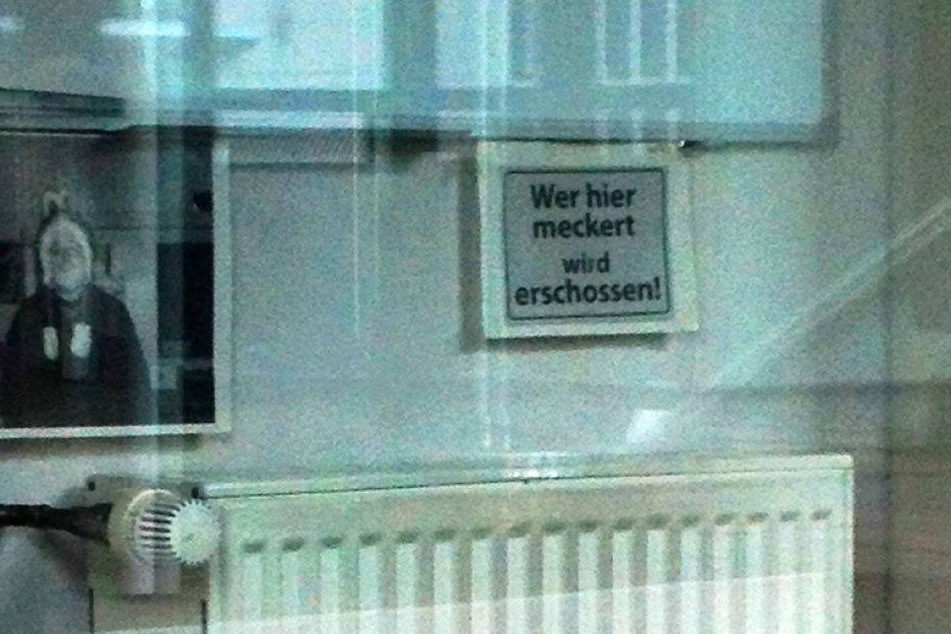 Dieses Schild hängt in der Ausländerbehörde in Bielefeld.