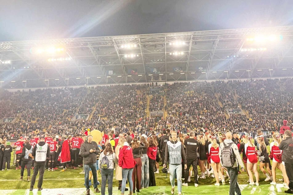 Die Royals feiern ihren Sieg im Rudolf-Harbig-Stadion, während die Monarchs im Hintergrund getröstet werden.