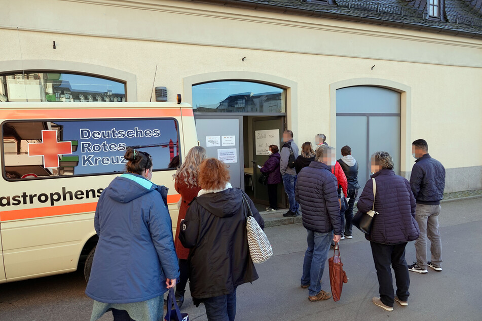 Der Ansturm bei den mobilen Impfstationen in Chemnitz ist hoch - es kommt zu langen Wartezeiten oder Abweisungen.