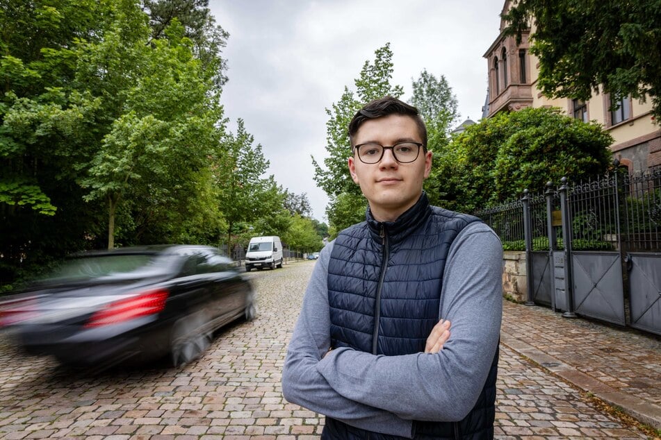 Anwohner Mika Porzig (18) ärgert sich über schnelle Autos auf der Lindenstraße in Crimmitschau. Er fordert Tempo 30 für die gesamte Straße.