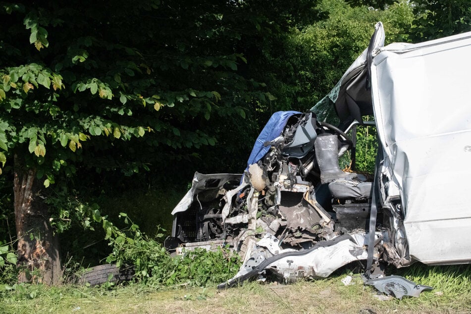 Innenraum völlig zerfetzt: Ford kracht gegen Baum - Rettungshubschrauber im Einsatz