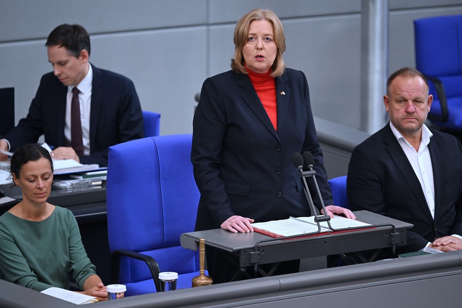 Bärbel Bas (55, M, SPD), Bundestagspräsidentin, nimmt an der Schweigeminute des Deutschen Bundestages für die Opfer des terroristischen Hamas-Großangriffs auf Israel teil.