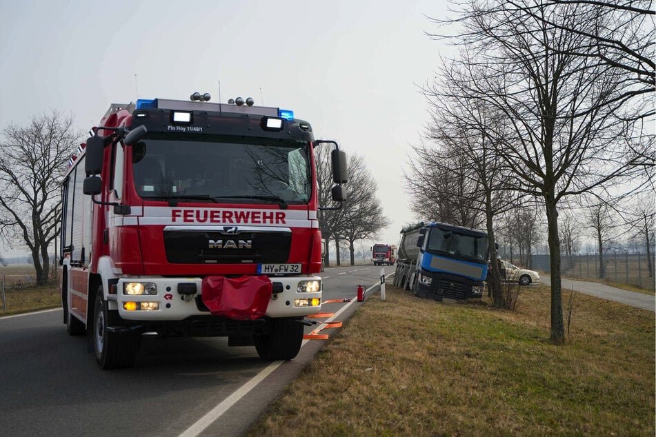 Der Lastwagen landete nach der Kollision im Straßengraben.