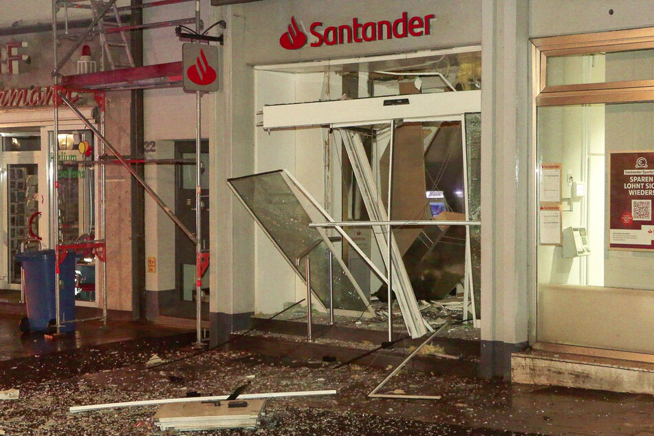 Der Bankautomat der Santander Bank befand sich im Inneren der Filiale.