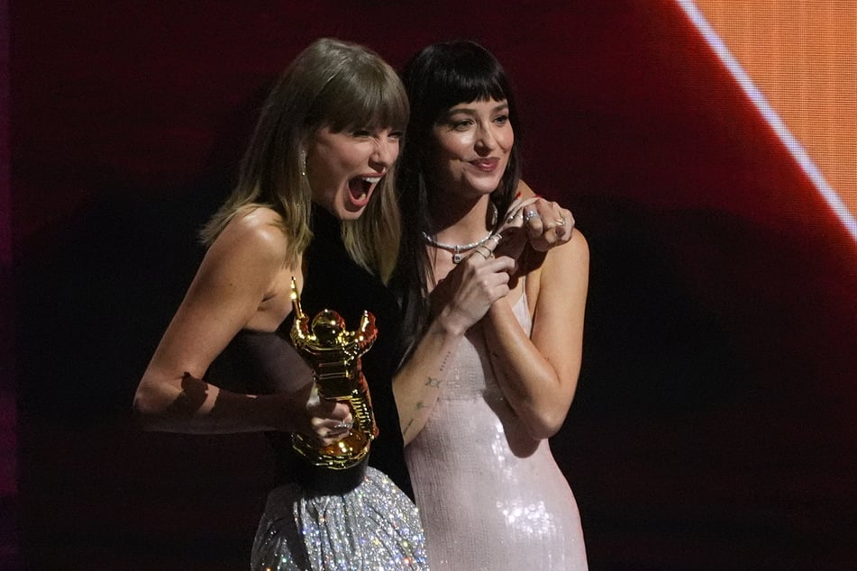 Dakota Johnson (36, r.) spielte in Taylor Swifts neuem Musikvideo eine Rolle. Erstmals wurde das Video bei den VMAs gezeigt.