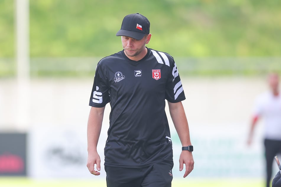 Neu-Trainer Robert Schröder (37) wirkt in den jüngsten Wochen schon ein wenig konsterniert.