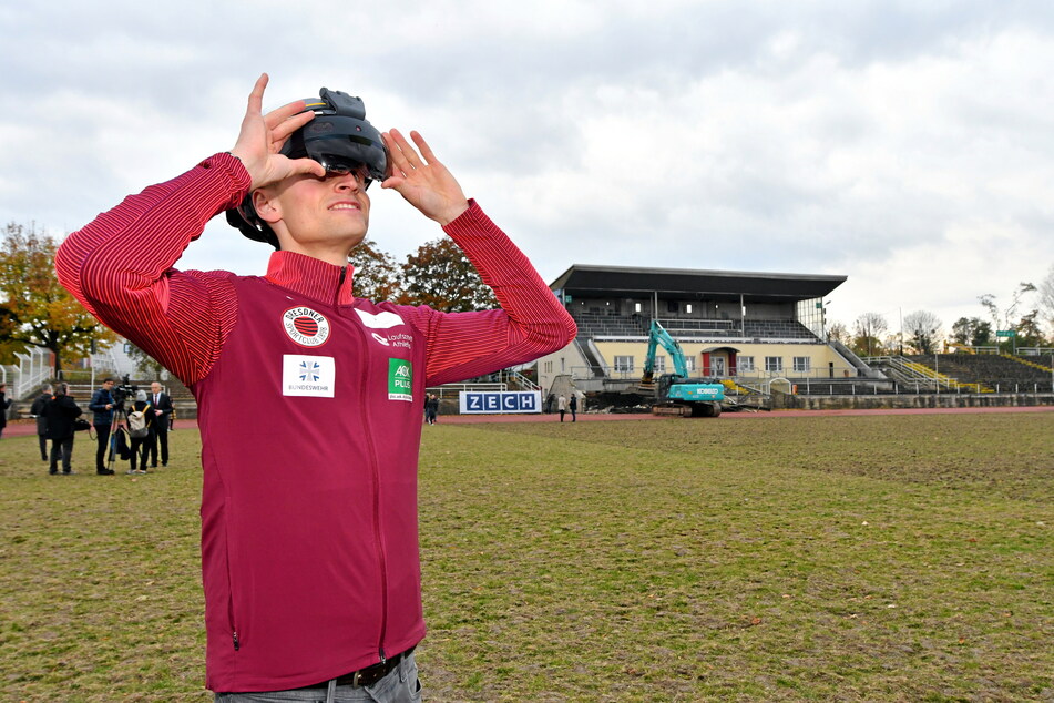 Mit einer VR-Brille konnte Läufer Karl Bebendorf (25) schon mal einen Blick auf seine erneuerte sportliche Heimat werfen.