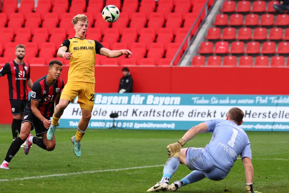 Dynamos Jonas Oehmichen (20) profitiert vom Abpraller des Ingolstädter Keepers Marius Funk (28), schraubt sich nach oben und versenkt das Leder im Gehäuse.