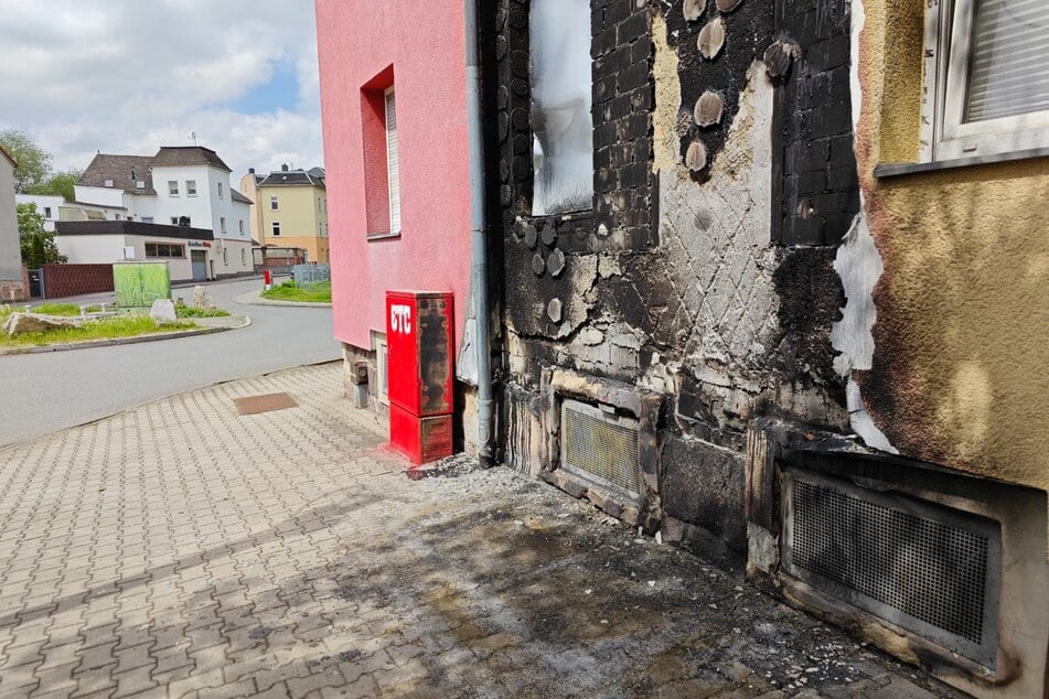 Direkt an der Fassade lagerte Sperrmüll. Offenbar zündeten Chaoten den Müll an.