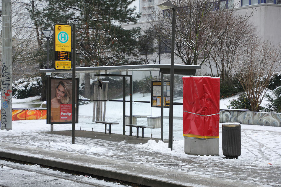 Der Fahrkartenautomat am Amalie-Dietrich-Platz wurde beschädigt.